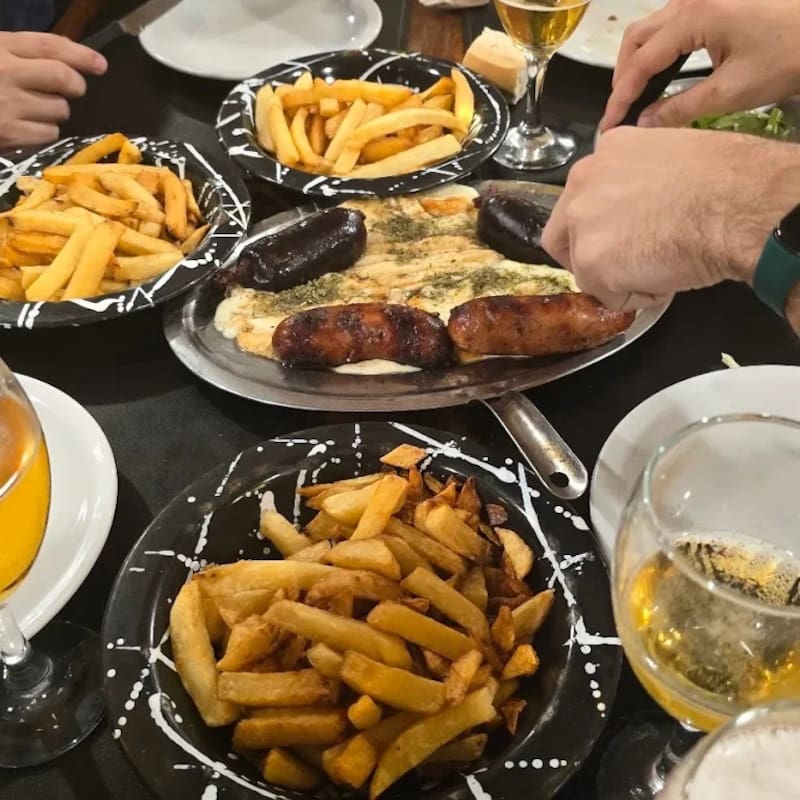 El precio por persona para la parrillada libre es de $21.900, incluyendo ensaladas, papas fritas, mollejas y chinchulines. (Foto: Instagram @elbolichededariogaona)