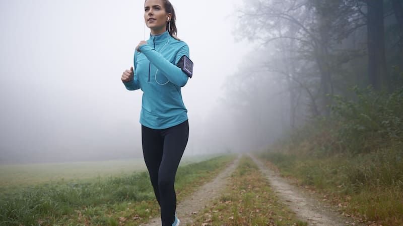 Caminar regularmente puede ser una de las formas más prácticas para ayudarte a perder peso