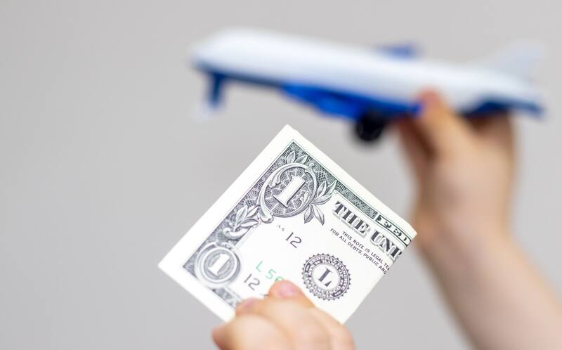 El Gobierno aumentó el monto a pagar ante los consumos en dólares (dólar turista) en el exterior.