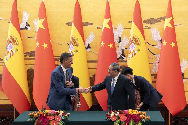 Pedro Sánchez también se reunió con el primer ministro chino, Li Qiang.(Fuente: EFE / EPA / Andrés Martínez Casares)