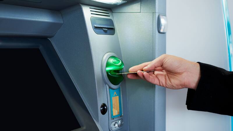 Lo que los bancos no quieren que sepas: podés cancelar tus tarjetas de crédito y débito gratis si cumples con estos requisitos.