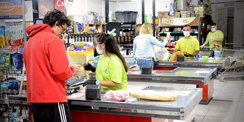 Los empleados de comercio recibirán un aumento de casi el 23% en dos tramos.