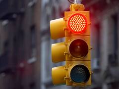 Cambian los semáforos: qué significa la cuarta luz que tendrán estos dispositivos