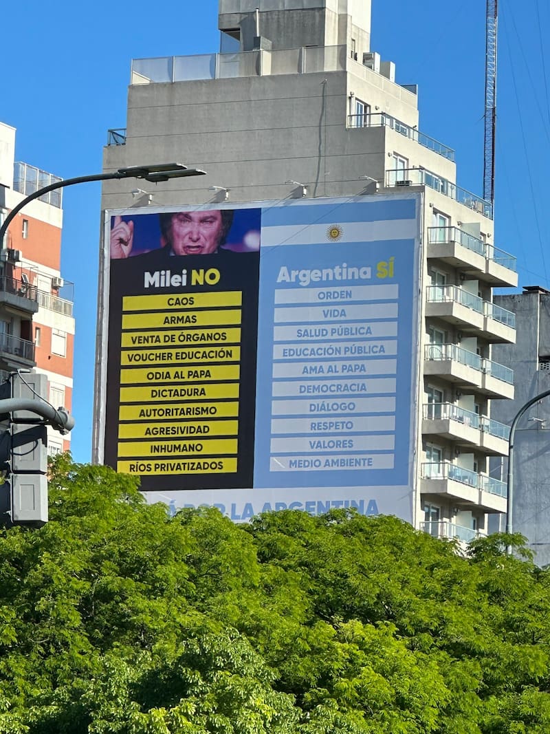 El cartel que apareció en la 9 de Julio