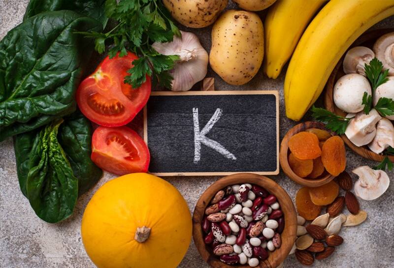 Howard E. LeWine de Harvard Health Publishing destaca que el potasio ayuda a relajar las paredes de los vasos sanguíneos, reduciendo la presión arterial. (Foto: Freepik)