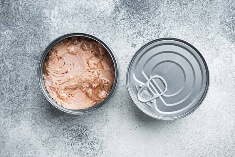 El atún posee un defecto en las tapas de sus latas, lo que podría generar filtraciones y contaminación. (Fuente: Freepik.es)