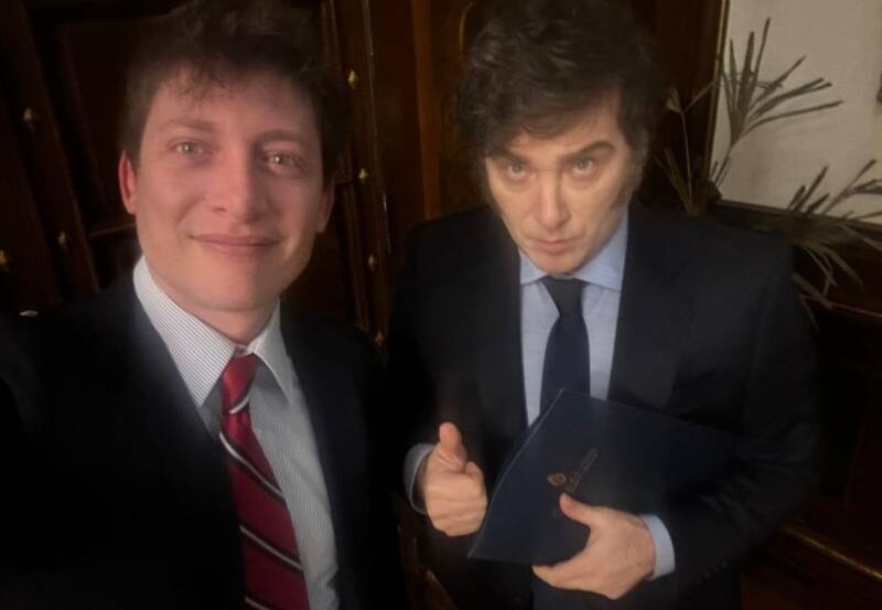 Santiago Caputo junto a Javier Milei