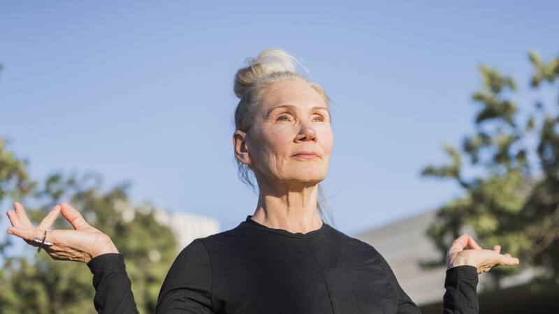 Incorporar la meditación diariamente ayuda a reducir el estrés, lo que mejora el bienestar general durante la menopausia.