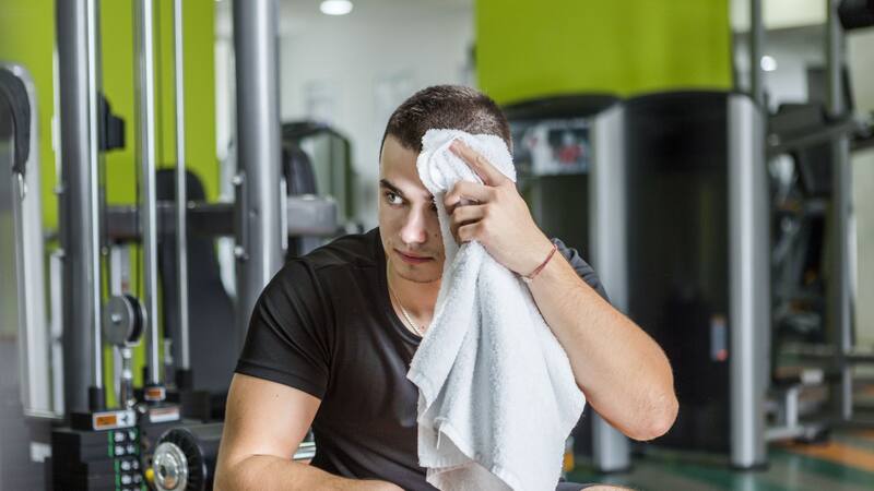 Combinar entrenamiento de fuerza con cardio ayuda a maximizar la quema de calorías y la pérdida de grasa.