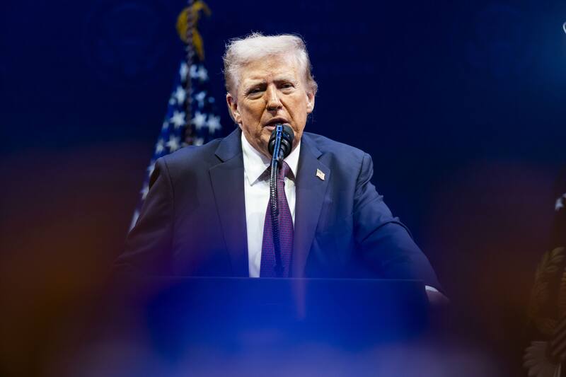 "Estamos lidiando con un grupo radical de lunáticos de izquierda, y no juegan limpio ni nunca lo hicieron", dijo Trump a NBC News. Foto: EFE.