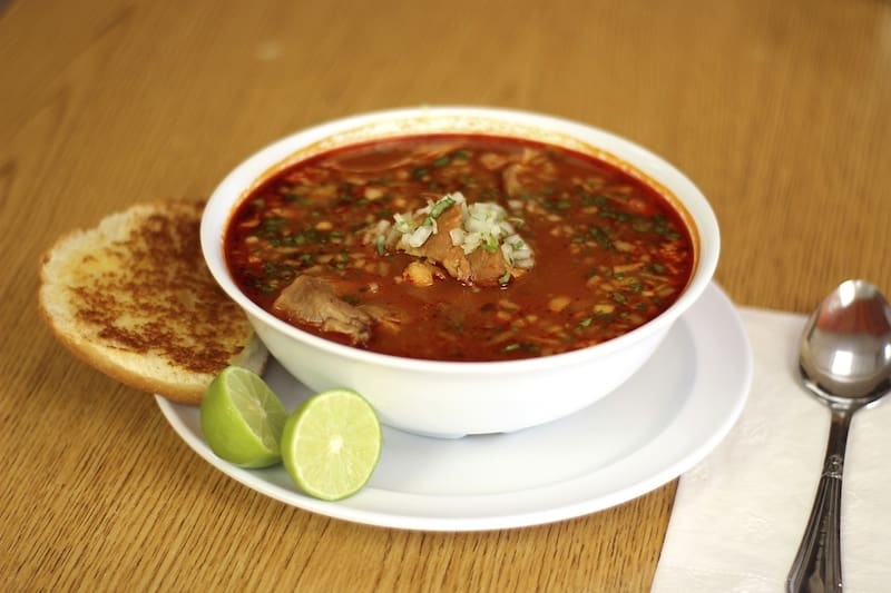 El pozole es uno de los platos más antiguos de México. Su origen se remonta a la época prehispánica. Fotografía: Pexels