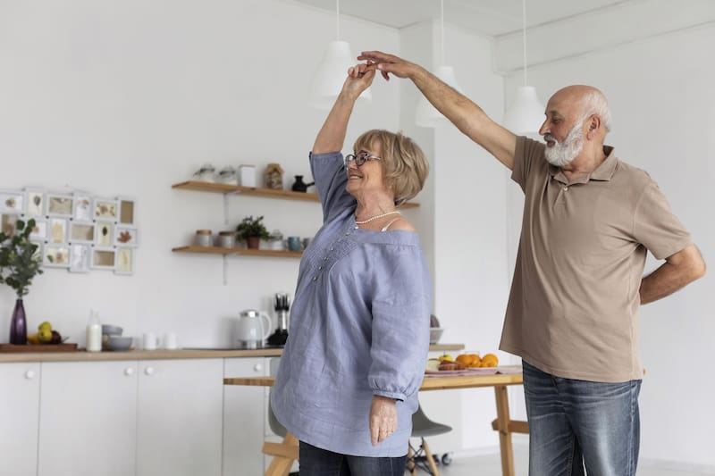 La actividad física regular promueve un envejecimiento saludable. (Fuente: Freepik)