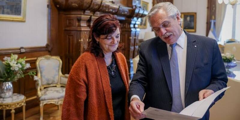 La ministra de Trabajo, Kelly Olmos y el presidente Alberto Fernández