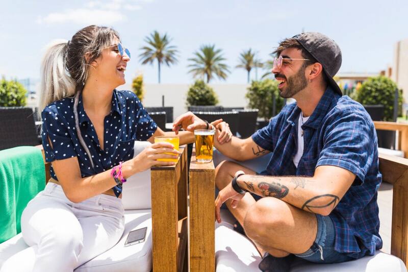 Interactuar de manera diferente y buscar momentos de risa te ayuda a aliviar el estrés y romper con la rutina diaria (Fuente: Freepik)