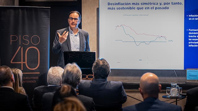 Presidente del BCU insiste en desdolarizar la economía para dar mayor previsibilidad a empresas