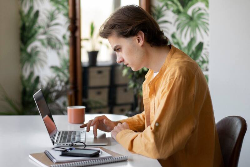 El examen para la licencia de conducir permanente en la CDMX tiene 20 preguntas de opción múltiple. Fuente: Freepik.