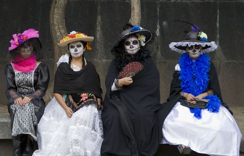 La Catrina ha sido adoptada internacionalmente, convirtiéndose en un símbolo del Día de Muertos que trasciende fronteras. Foto: Abril Cabrera A, Secretaría de Cultura de la Ciudad de México, (CC BY-SA 2.0)