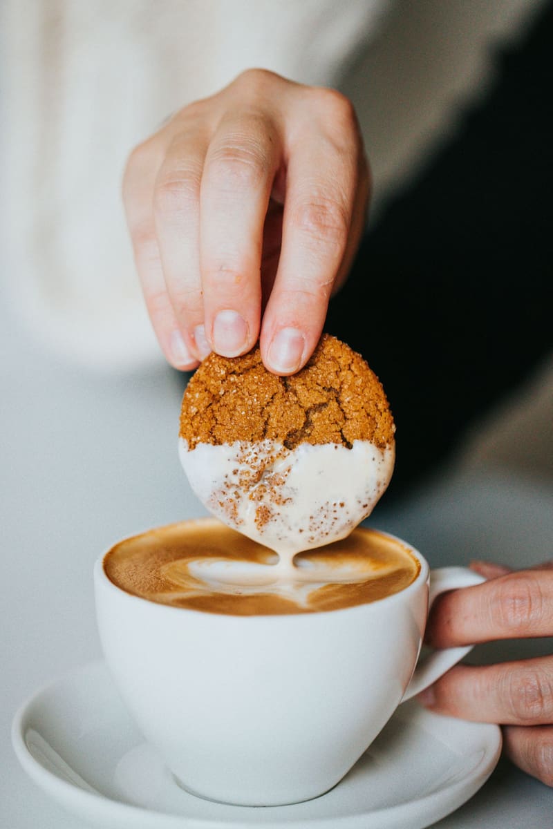 Las galletitas de avena pueden ser personalizadas con ingredientes adicionales como frutos secos o chocolate negro (Fuente: Unsplash).