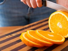 Cáscaras de naranja y vinagre: por qué recomiendan esta combinación natural y para qué sirve