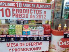 Todo por $ 1, $ 2 y $ 10: su kiosco cumplió 10 años y lo festejó vendiendo a precios de 2012