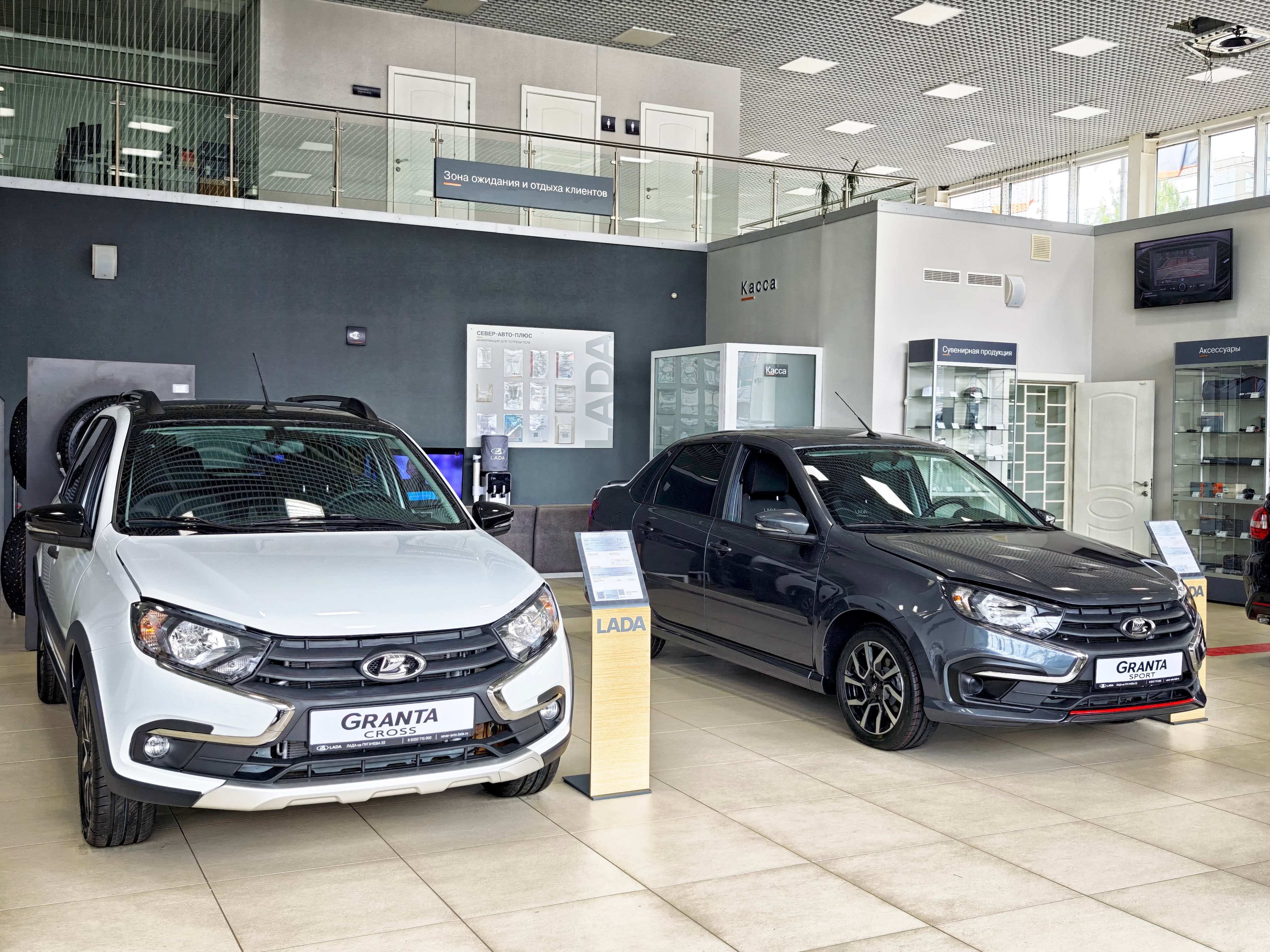Escritorio de un Registro del Automotor con formularios, sellos y una calculadora sobre la mesa