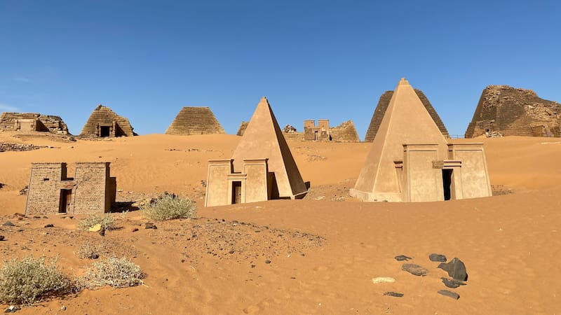 Peculiares pirámides de Meroë, Kabushiya, Sudán.