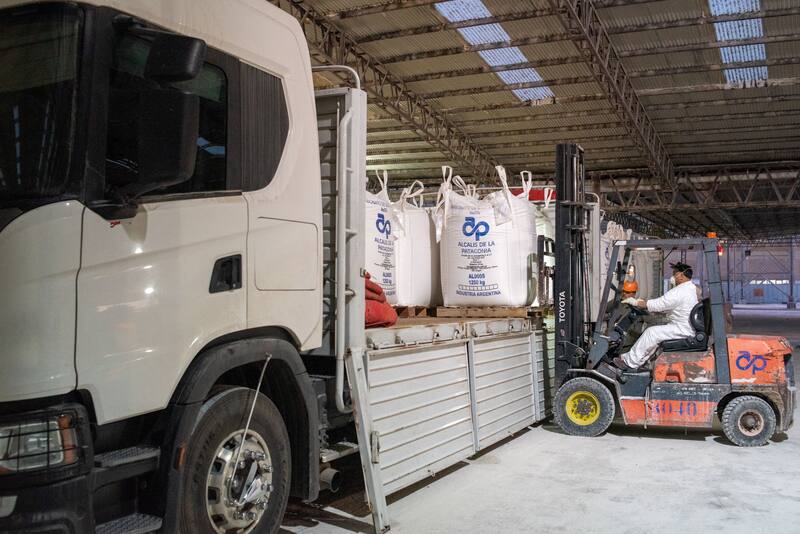 Desde su planta de San Antonio Oeste, Río Negro, Alpat vendió 100 toneladas de carbonato de sodio (Solvay) a una minera de litio salteña.