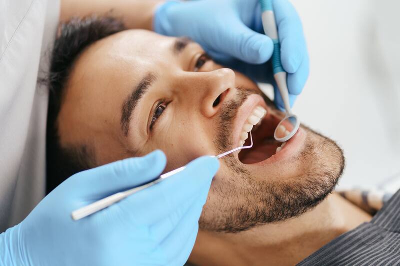 Las visitas periódicas al dentista son necesarias para eliminar el sarro que no se puede remover con el cepillado regular. Foto: Freepik.es