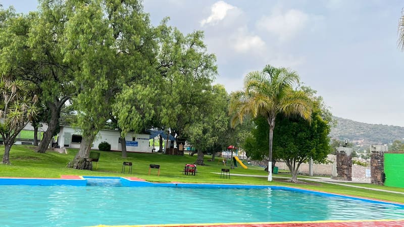Xhandos Ajacuba ofrece un amplio espacio verde para los visitantes. Foto: Balneario Xhandos Ajacuba