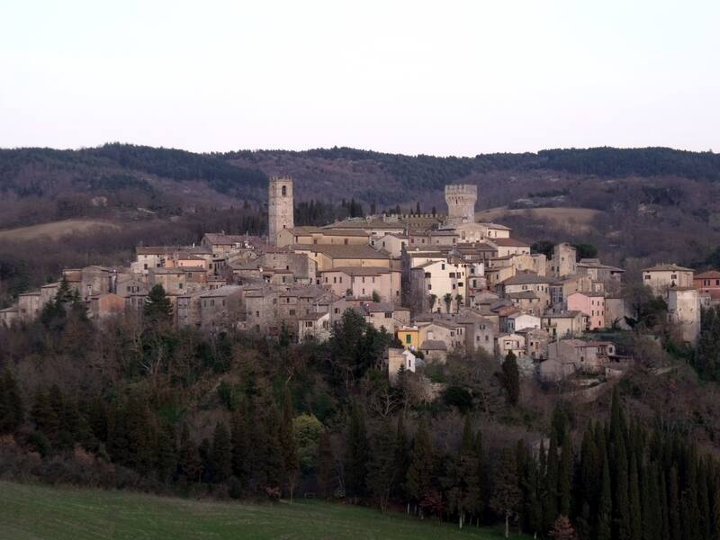 San Casciano dei Bagni, un pintoresco pueblo en la región de Toscana, es famoso no solo por sus termas históricas, sino también por ser un tesoro arqueológico que ha revelado importantes secretos de la Roma antigua. (Fuente: LigaDue en Wikimedia Commons)