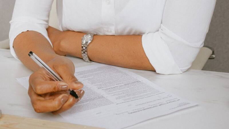 En caso de haber sido rechazado en el proceso de solicitud de la visa para emigrar a Estados Unidos, en medio de la entrevista consular, se puede completar el formulario I-601: Solicitud de Exención de Inadmisibilidad. Foto: Pexels