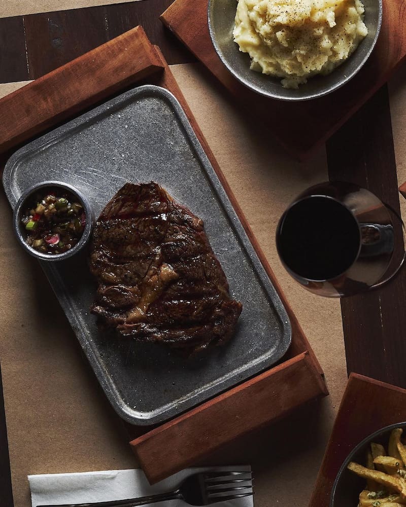 Los puntos más fuertes de este local son el asado, el ojo de bife y el vacío para compartir.