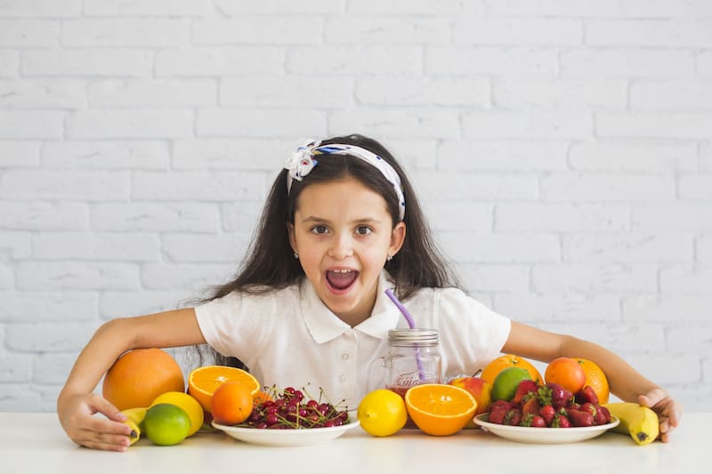 Comidas ligeras y frecuentes mantienen a los niños bien alimentados durante el calor. (Foto: Freepik)