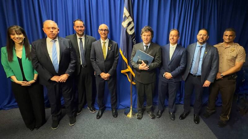 Milei con autoridades locales y de la Universidad de Florida.