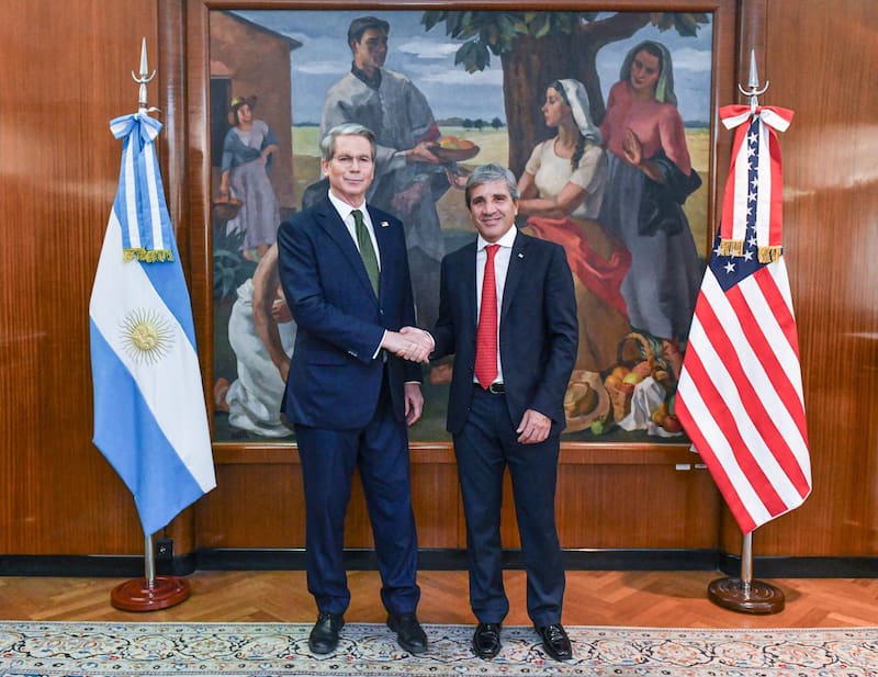 El secretario del Tesoro de Estados Unidos, Scott Bessent junto con el ministro de Economía, Luis Caputo.