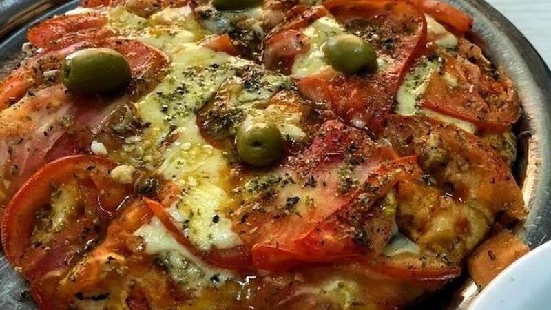 La pizzería tiene también un famoso sándwich de milanesa.