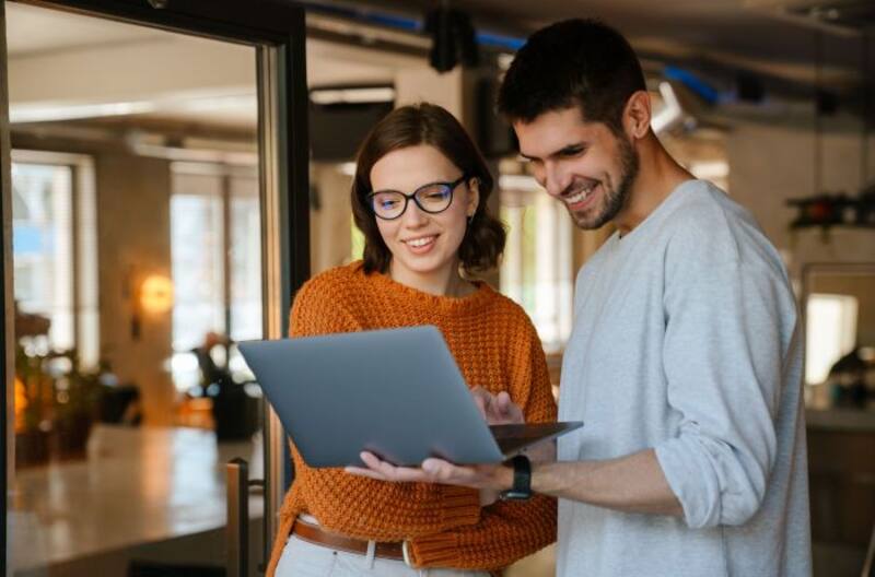 Migrar: el país que ofrece trabajo para extranjeros, paga sueldos de 4400 euros y tiene bajos índices de corrupción