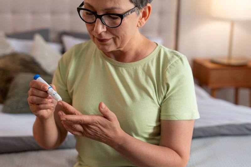 Los compuestos presentes en el té de guayaba ayudan a metabolizar mejor la glucosa, lo que previene picos de azúcar en sangre. Foto: Freepik.es