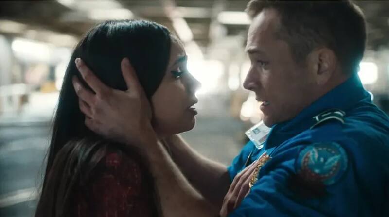 Es un thriller navideño dirigido por Jaume Collet-Serra, conocido por sus trabajos en el género de suspenso.