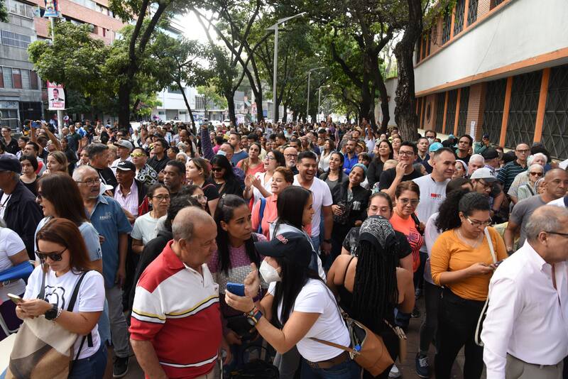 Cientos esperan para emitir sus votos durante las elecciones presidenciales, en Caracas, Venezuela, el 28 de julio de 2024. (Foto: Xinhua).