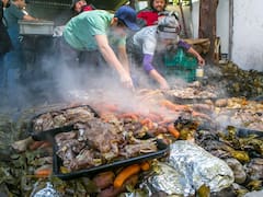 La comida que se cocina bajo tierra y tiene su propia fiesta en Bariloche