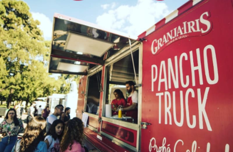 Una selfie por un pancho gratis, la promoción de Granja Iris para su food truck.