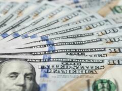 El dólar se fortalece a nivel global pero cae frente al peso argentino