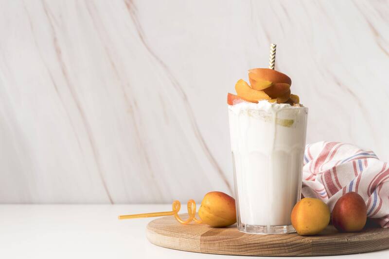 Los duraznos y la avena son una combinación excelente para arrancar tus mañanas. (Foto: Freepik)