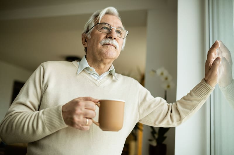 Beber más de 3 tazas de café diarias podría acelerar el deterioro cognitivo en mayores de 60 años (Fuente: Freepik)