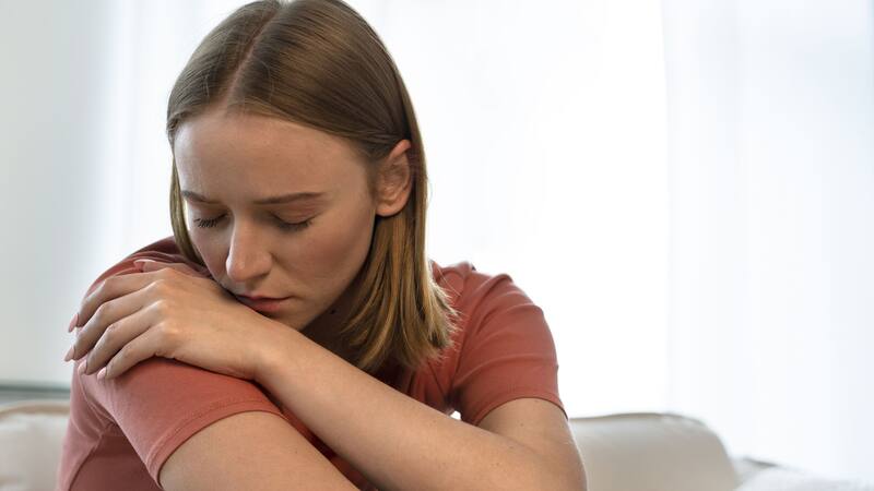 La pérdida de un ser querido puede acelerar el envejecimiento biológico, según una investigación científica reciente.