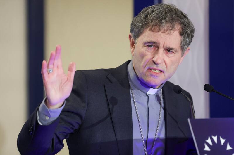 El obispo Segura en el Fórum Europa. Tribuna Euskadi. (Foto: EFE).