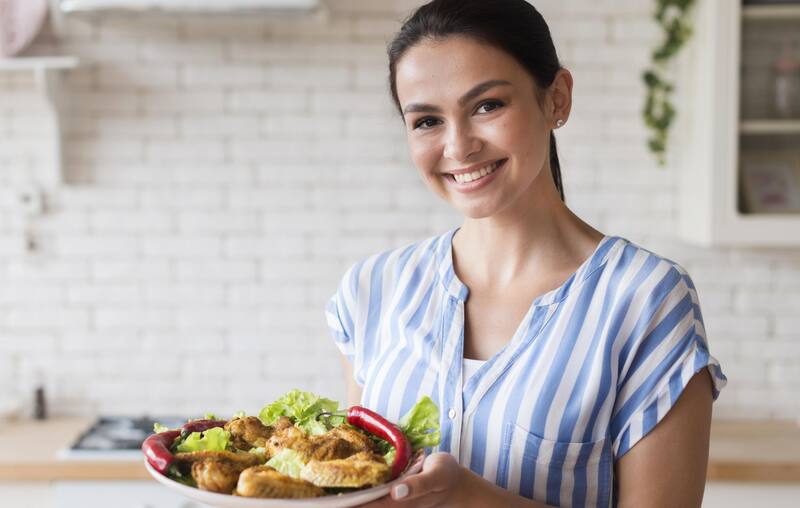 El exceso de alimentos pesados obliga al cuerpo a gastar más energía en la digestión, reduciendo la vitalidad disponible para otras funciones (Fuente: Freepik)