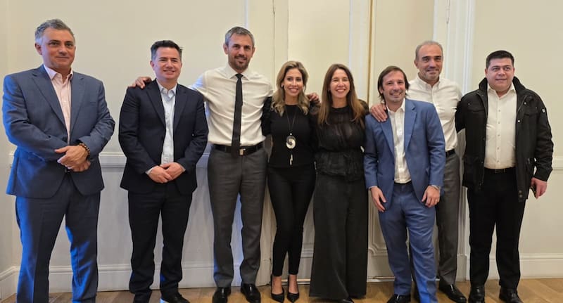 Los dirigentes de LLA: Sebastián Pareja, Gabriel Bornoroni, Martín Menem, Romina Diez, Pilar Ramírez, Santiago Viola, Eduardo Menem y César Treffinger