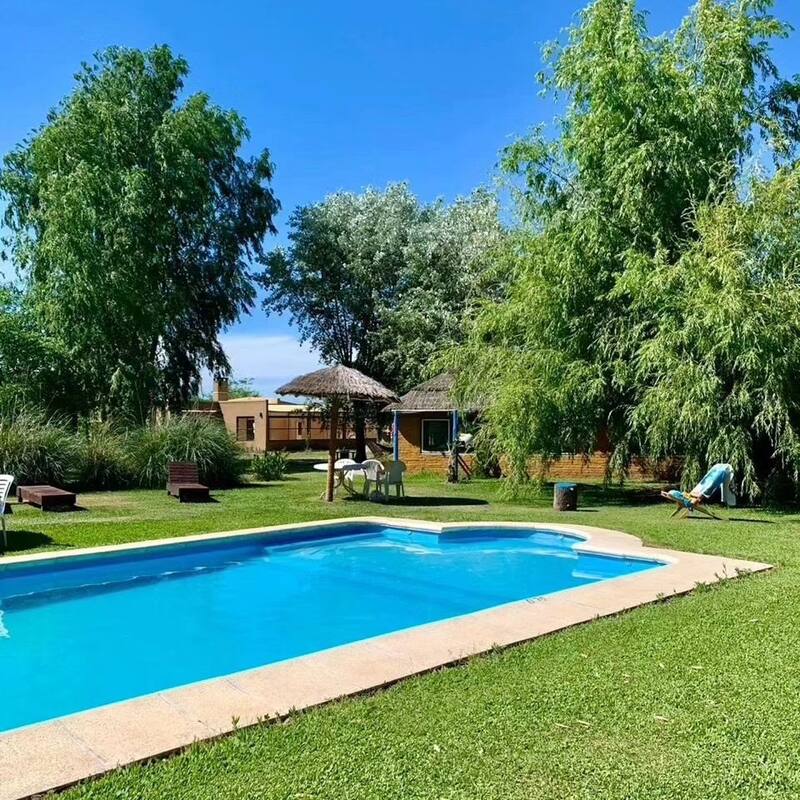 El hotel dispone de parrillas y sombrillas de paja, ideales para disfrutar de un asado al aire libre (Fuente: @hosteriasantamaria / Instagram)